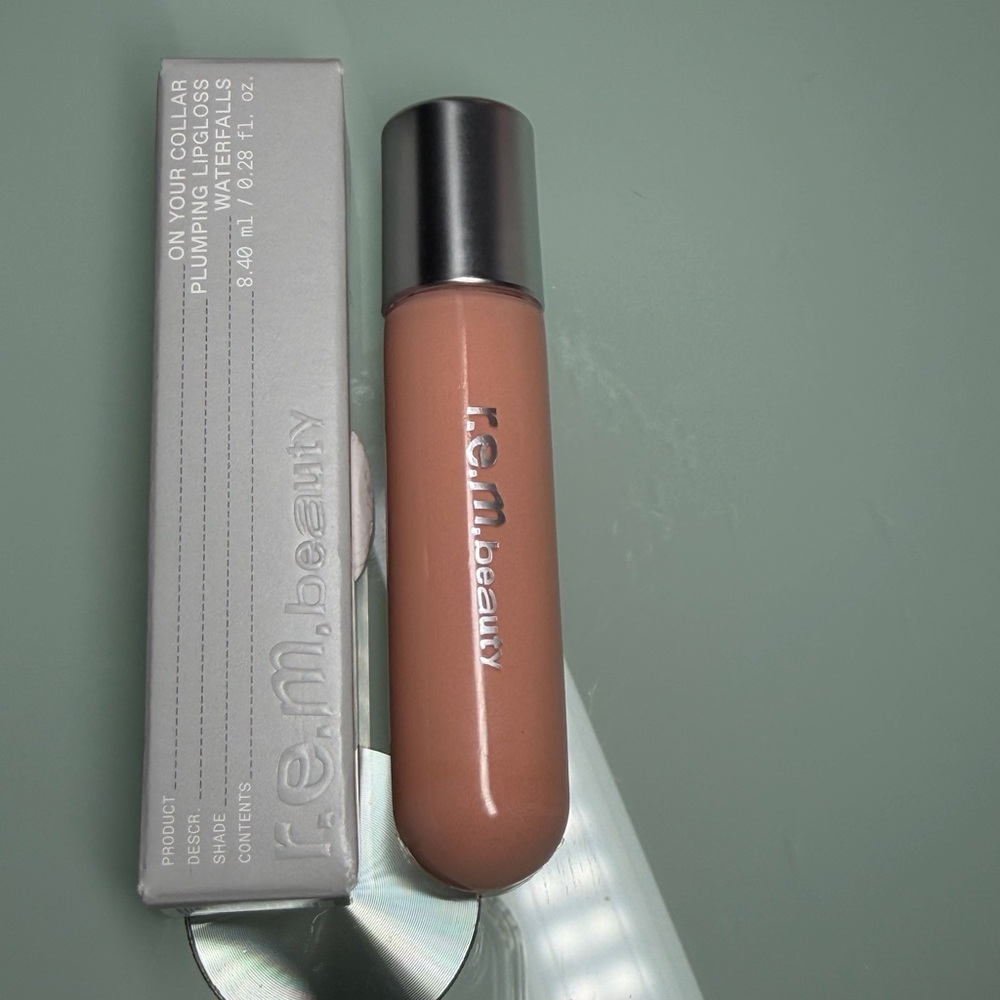 r.e.m. beauty Plumping Lip Gloss - Nude Brown